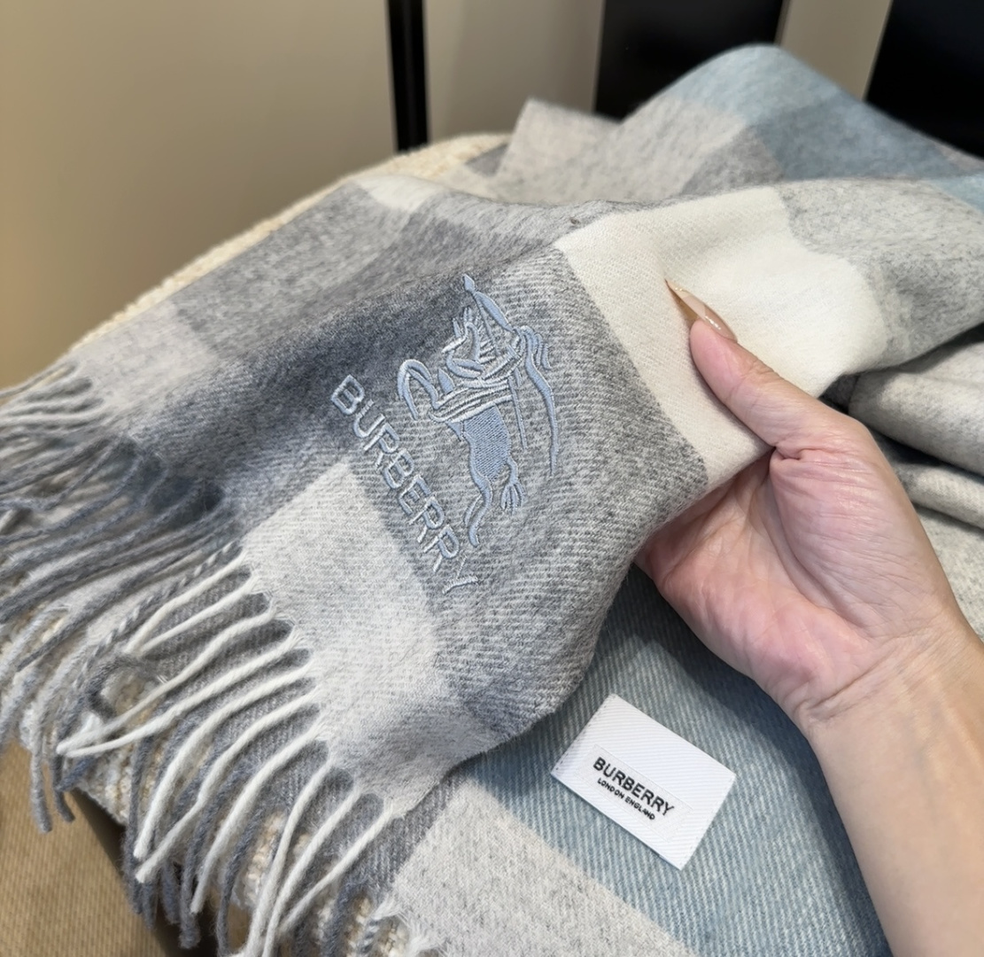 Burberry · 巴宝莉围巾❗️好看的要疯掉了，太有型太有魅力了❗️❗️非常斯文时尚的秋冬单品！真的很喜欢，非常Cl