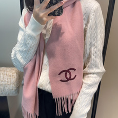 香奈儿围巾❗️好看的要疯掉了,太有型太有魅力了❗️❗️非常斯文时尚的秋冬单品!真的很喜欢,非常Classical的男款设 香奈儿围巾❗️好看的要疯掉了,太有型太有魅力了❗️❗️非常斯文时尚的秋冬单品!真的很喜欢,非常Classical的男款设