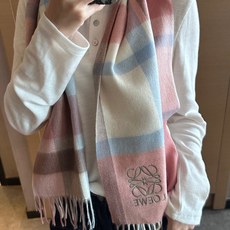 【▪Loewe · 罗意威难得一见的温柔配色,低调又不失优雅❗】重点推荐❗双面配色,一条围巾两种风格搭配,高级舒适时髦气 【▪Loewe · 罗意威难得一见的温柔配色,低调又不失优雅❗】重点推荐❗双面配色,一条围巾两种风格搭配,高级舒适时髦气