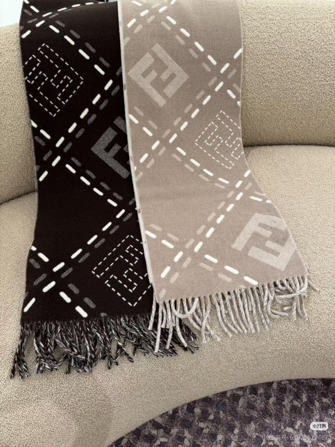 Fendi老花双面羊绒围巾，柔软细腻的双面风格，FF经典提花柔软的羊毛和羊绒材质。来自Stefano Pilati合作设
