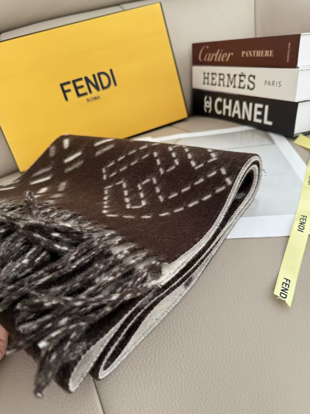 Fendi老花双面羊绒围巾，柔软细腻的双面风格，FF经典提花柔软的羊毛和羊绒材质。来自Stefano Pilati合作设