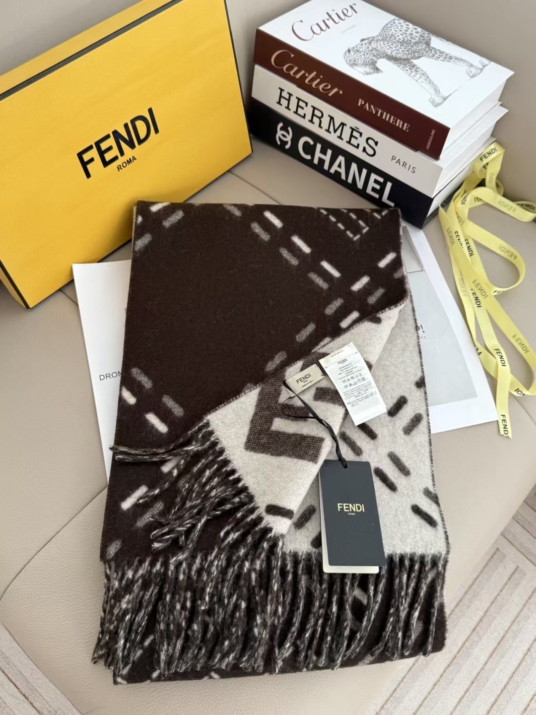 Fendi老花双面羊绒围巾，柔软细腻的双面风格，FF经典提花柔软的羊毛和羊绒材质。来自Stefano Pilati合作设