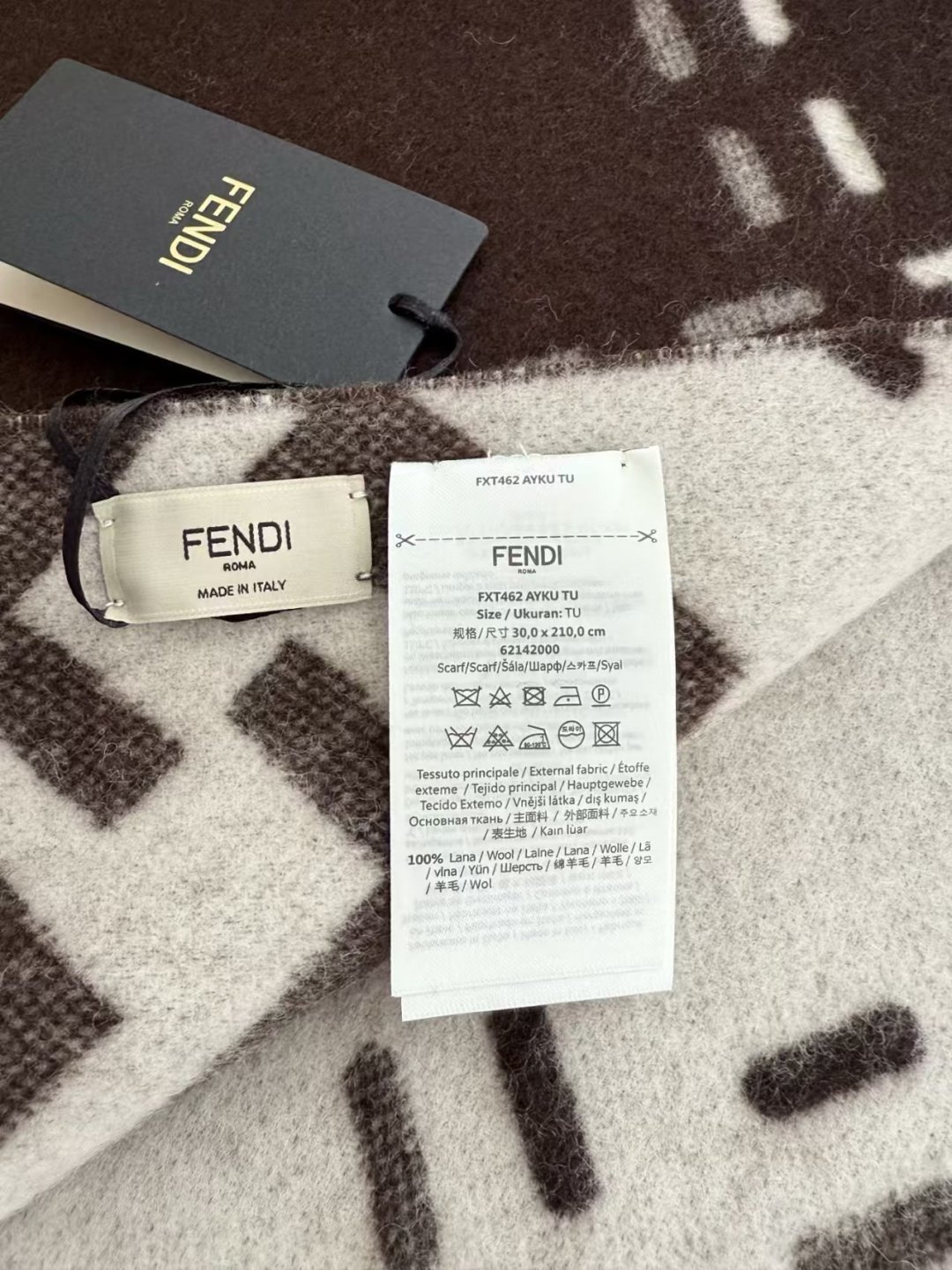Fendi老花双面羊绒围巾，柔软细腻的双面风格，FF经典提花柔软的羊毛和羊绒材质。来自Stefano Pilati合作设
