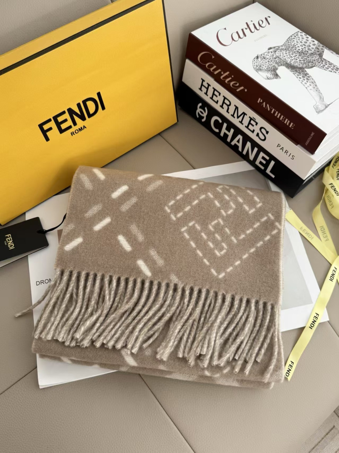 Fendi老花双面羊绒围巾,柔软细腻的双面风格,FF经典提花柔软的羊毛和羊绒材质。来自Stefano Pilati合作设 Fendi老花双面羊绒围巾,柔软细腻的双面风格,FF经典提花柔软的羊毛和羊绒材质。来自Stefano Pilati合作设
