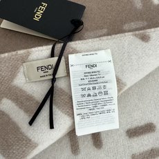 Fendi老花双面羊绒围巾,柔软细腻的双面风格,FF经典提花柔软的羊毛和羊绒材质。来自Stefano Pilati合作设 Fendi老花双面羊绒围巾,柔软细腻的双面风格,FF经典提花柔软的羊毛和羊绒材质。来自Stefano Pilati合作设