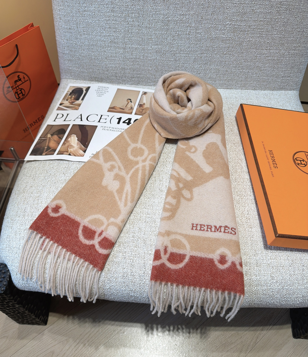 Hermes · 爱马仕，难得一见的温柔配色，低调又不失优雅❗️】重点推荐❗️双边配色，一条围巾两种风格搭配，高级舒适时