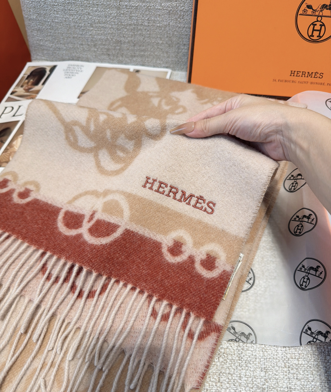 Hermes · 爱马仕，难得一见的温柔配色，低调又不失优雅❗️】重点推荐❗️双边配色，一条围巾两种风格搭配，高级舒适时