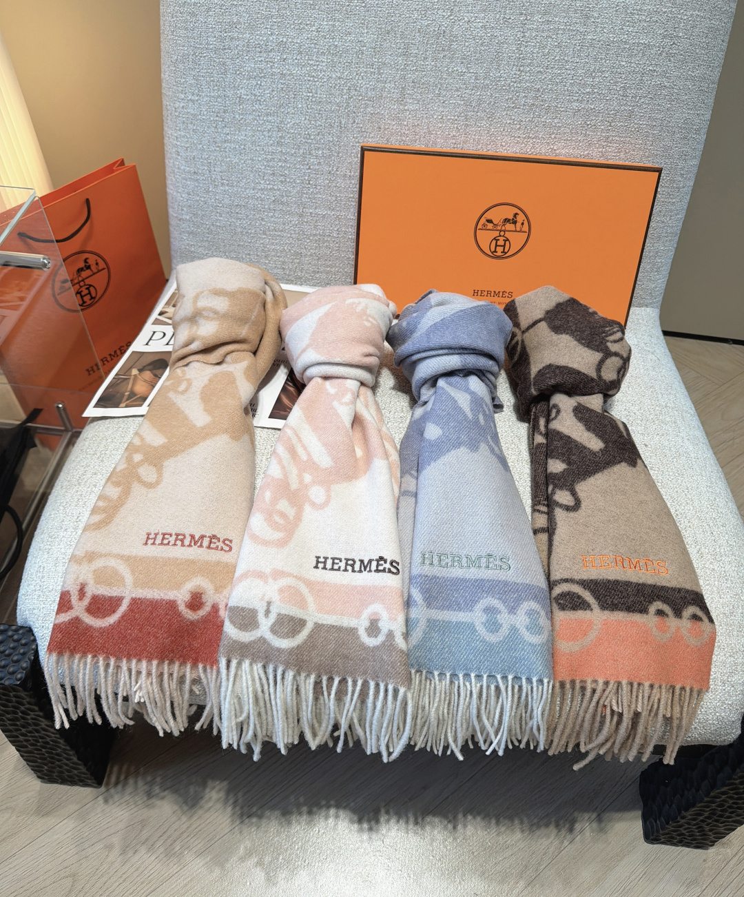 Hermes · 爱马仕，难得一见的温柔配色，低调又不失优雅❗️】重点推荐❗️双边配色，一条围巾两种风格搭配，高级舒适时