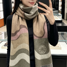Hermes · 爱马仕,难得一见的温柔配色,低调又不失优雅❗️】重点推荐❗️双边配色,一条围巾两种风格搭配,高级舒适时 Hermes · 爱马仕,难得一见的温柔配色,低调又不失优雅❗️】重点推荐❗️双边配色,一条围巾两种风格搭配,高级舒适时