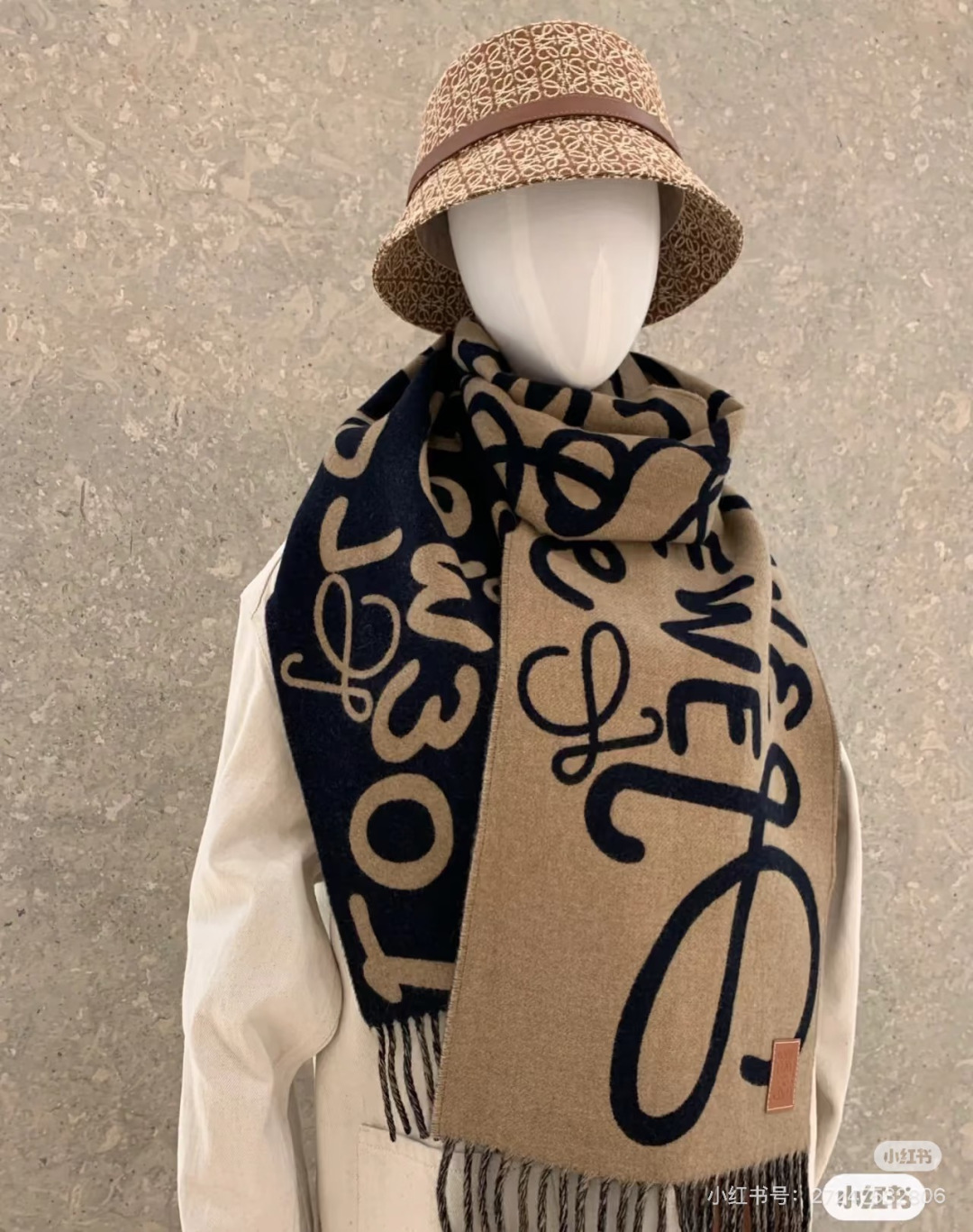 Loewe手写logo字母双面涂鸦围巾,我真的太喜欢了,一款现在不买冬天绝对买不到的围巾,这款绝对百搭,妥妥的站稳c位, Loewe手写logo字母双面涂鸦围巾,我真的太喜欢了,一款现在不买冬天绝对买不到的围巾,这款绝对百搭,妥妥的站稳c位,