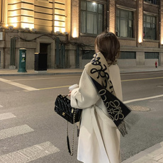 Loewe手写logo字母双面涂鸦围巾,我真的太喜欢了,一款现在不买冬天绝对买不到的围巾,这款绝对百搭,妥妥的站稳c位, Loewe手写logo字母双面涂鸦围巾,我真的太喜欢了,一款现在不买冬天绝对买不到的围巾,这款绝对百搭,妥妥的站稳c位,