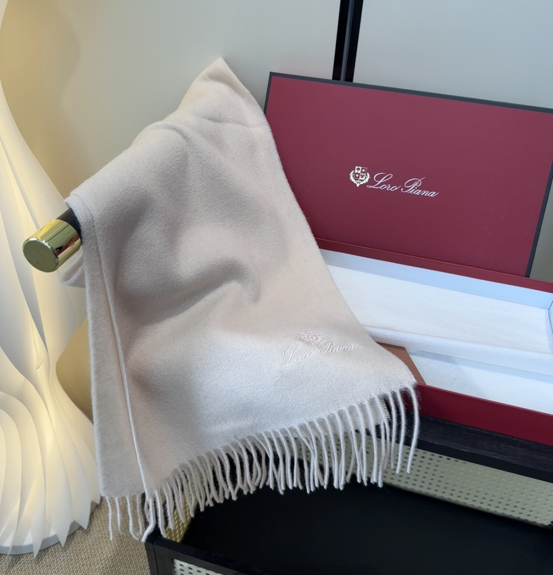 🆕Loro Piana · 【贸易公司尾单，极品山羊绒围巾披肩】送人自留都太高大上了😍重磅上新，爆款爆款，渠道极品硬货～