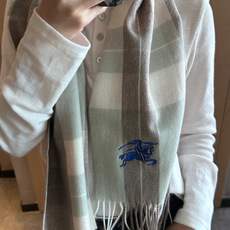 Burberry · 巴宝莉格子围巾❗️好看的要疯掉了,太有型太有魅力了❗️❗️非常斯文时尚的秋冬单品!真的很喜欢,非常 Burberry · 巴宝莉格子围巾❗️好看的要疯掉了,太有型太有魅力了❗️❗️非常斯文时尚的秋冬单品!真的很喜欢,非常