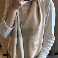 【▪Loewe · 罗意威难得一见的温柔配色,低调又不失优雅❗】重点推荐❗双面配色,一条围巾两种风格搭配,高级舒适时髦气 【▪Loewe · 罗意威难得一见的温柔配色,低调又不失优雅❗】重点推荐❗双面配色,一条围巾两种风格搭配,高级舒适时髦气
