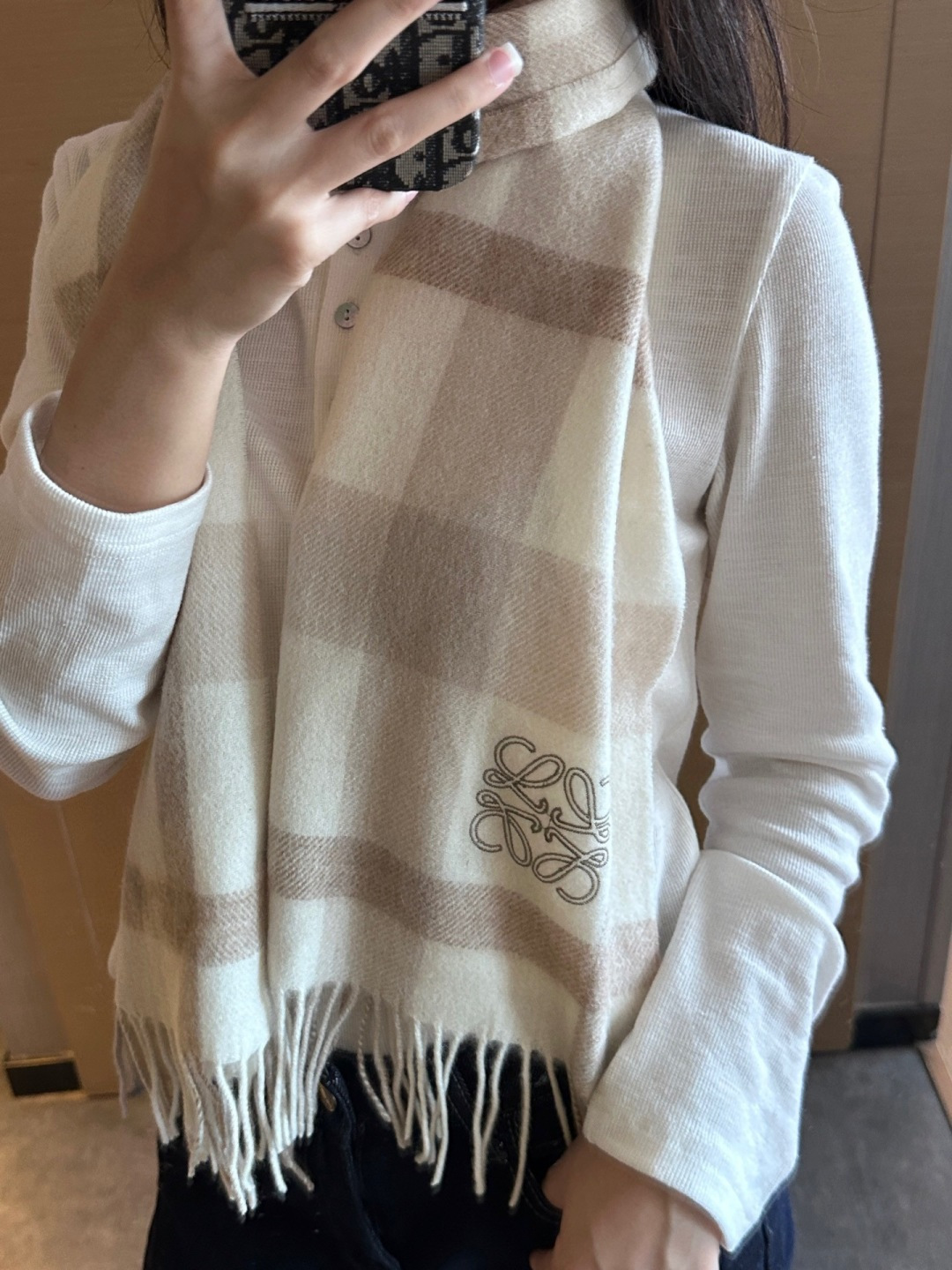 【▪Loewe · 罗意威难得一见的温柔配色，低调又不失优雅❗】重点推荐❗双面配色，一条围巾两种风格搭配，高级舒适时髦气