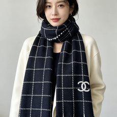 上新!秋冬香奈儿男女同款,同步,高端羊绒针织围巾! 可正式,可随意,非常Classical的设计。这款织法比较难,又很费 上新!秋冬香奈儿男女同款,同步,高端羊绒针织围巾! 可正式,可随意,非常Classical的设计。这款织法比较难,又很费