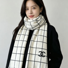 上新!秋冬香奈儿男女同款,同步,高端羊绒针织围巾! 可正式,可随意,非常Classical的设计。这款织法比较难,又很费 上新!秋冬香奈儿男女同款,同步,高端羊绒针织围巾! 可正式,可随意,非常Classical的设计。这款织法比较难,又很费