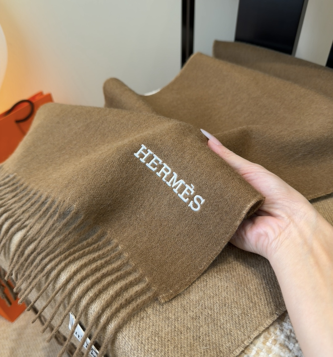 Hermes · 爱马仕,难得一见的温柔配色,低调又不失优雅❗️】重点推荐❗️双边配色,一条围巾两种风格搭配,高级舒适时 Hermes · 爱马仕,难得一见的温柔配色,低调又不失优雅❗️】重点推荐❗️双边配色,一条围巾两种风格搭配,高级舒适时