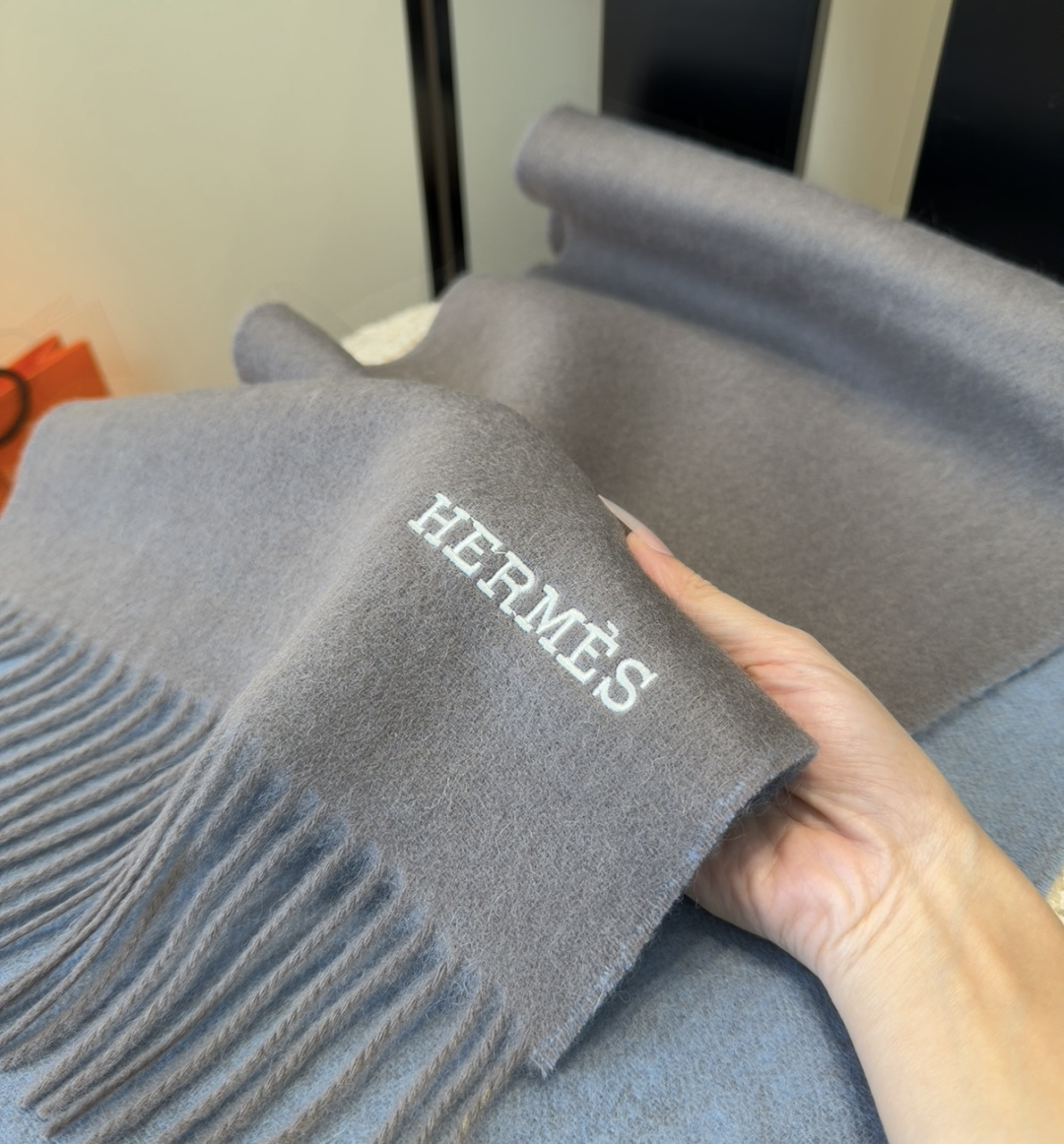 Hermes · 爱马仕，难得一见的温柔配色，低调又不失优雅❗️】重点推荐❗️双边配色，一条围巾两种风格搭配，高级舒适时