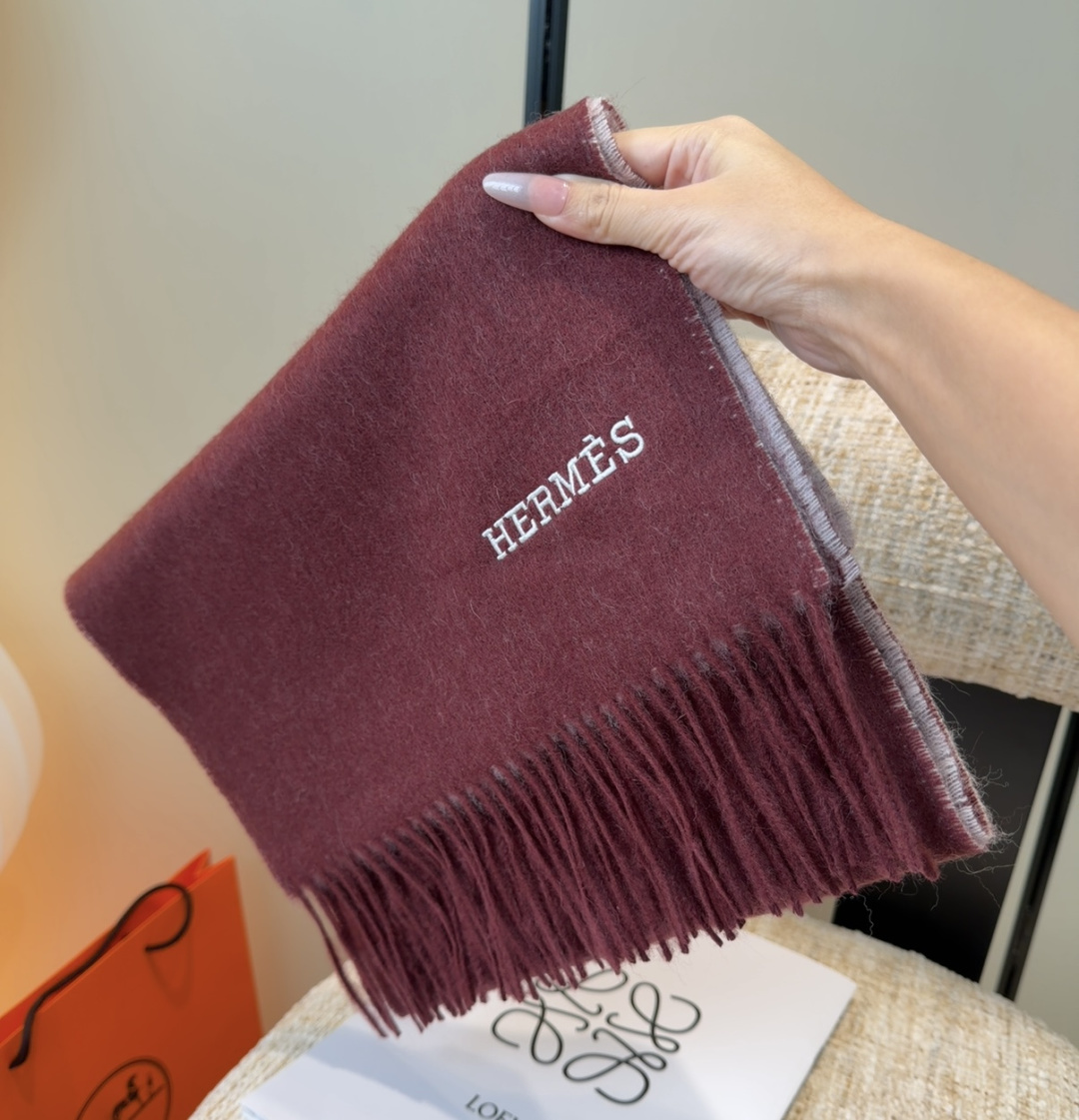 Hermes · 爱马仕，难得一见的温柔配色，低调又不失优雅❗️】重点推荐❗️双边配色，一条围巾两种风格搭配，高级舒适时