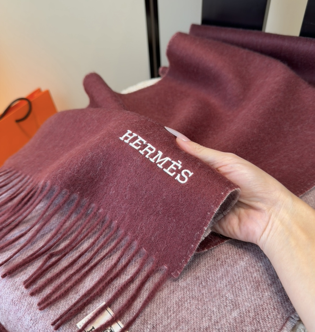 Hermes · 爱马仕，难得一见的温柔配色，低调又不失优雅❗️】重点推荐❗️双边配色，一条围巾两种风格搭配，高级舒适时