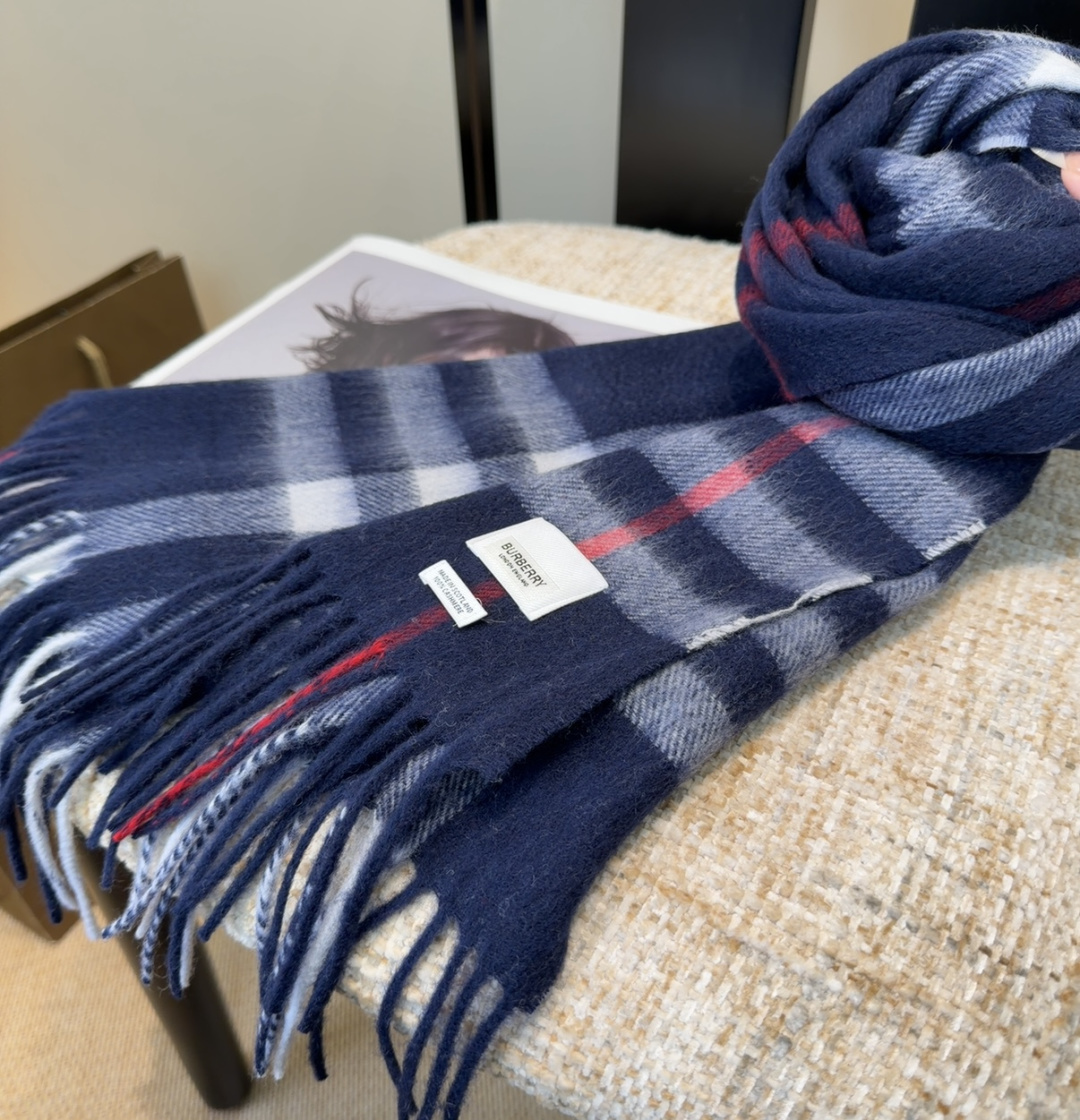 Burberry双面羊绒围巾！走量款，性超高！非常有格调的设计！180*30cm，羊绒混羊毛！是高雅艺术的魅力体现！围巾