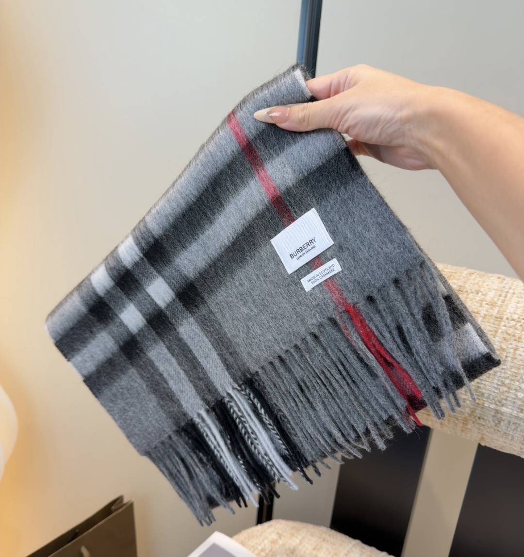 Burberry双面羊绒围巾！走量款，性超高！非常有格调的设计！180*30cm，羊绒混羊毛！是高雅艺术的魅力体现！围巾