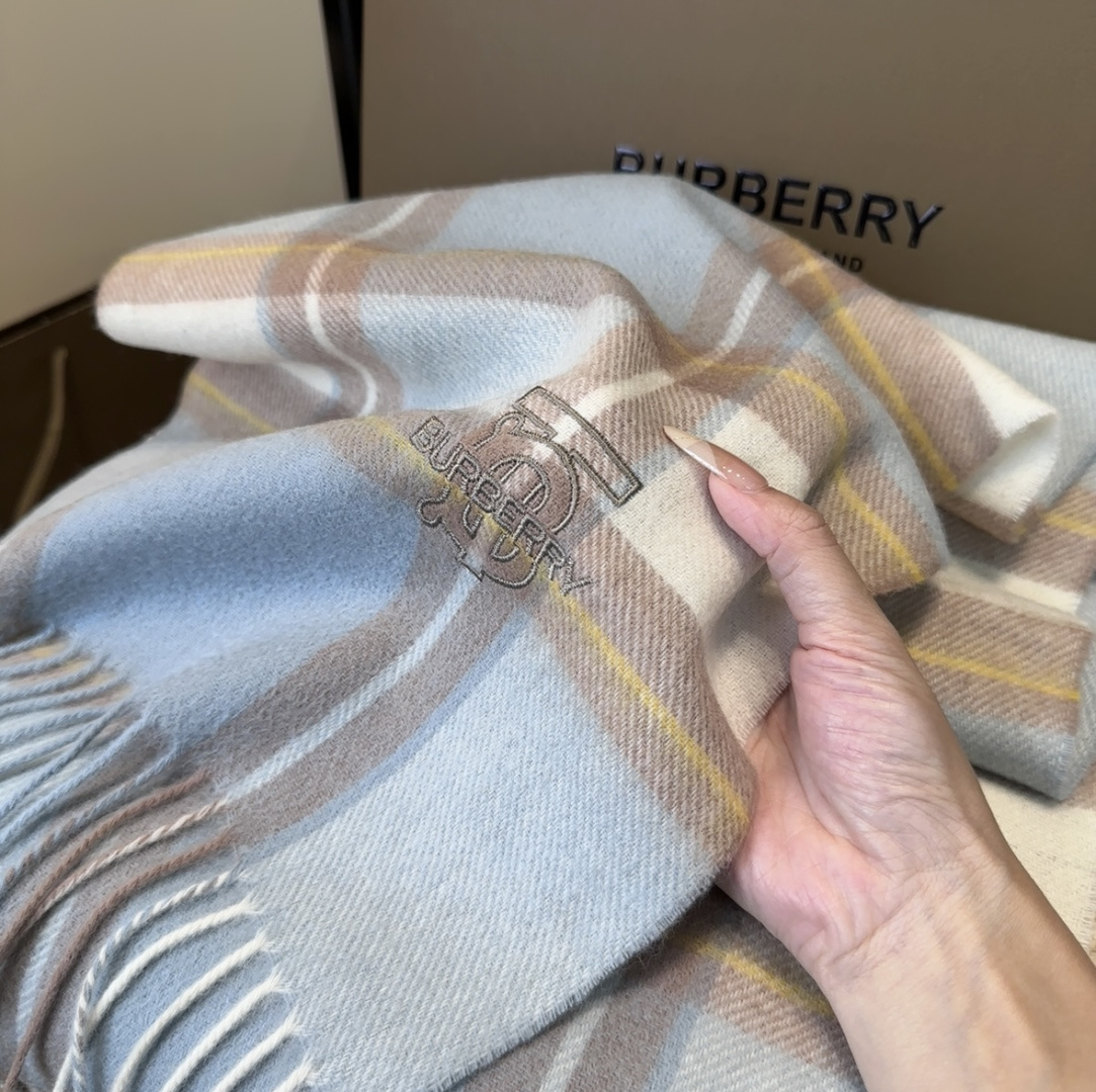 Burberry · 巴宝莉格子围巾❗️好看的要疯掉了,太有型太有魅力了❗️❗️非常斯文时尚的秋冬单品!真的很喜欢,非常 Burberry · 巴宝莉格子围巾❗️好看的要疯掉了,太有型太有魅力了❗️❗️非常斯文时尚的秋冬单品!真的很喜欢,非常