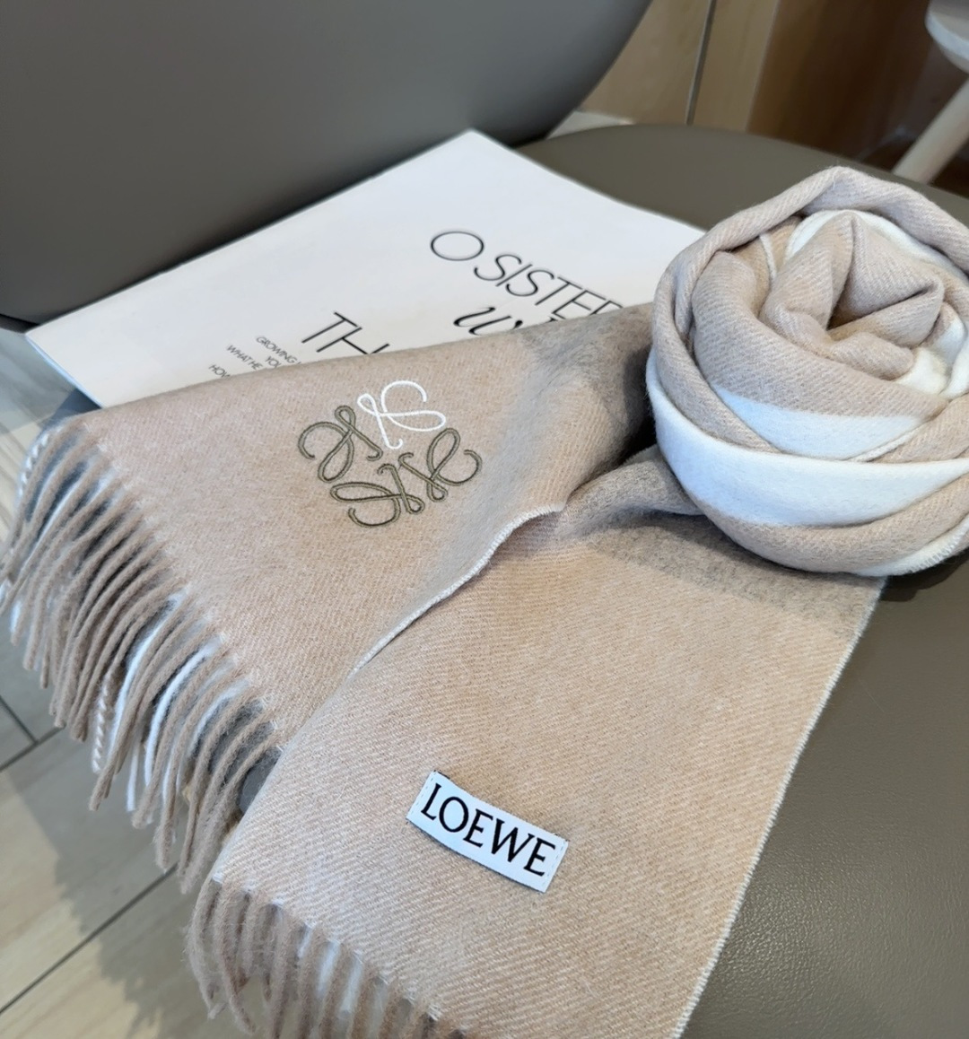 【▪Loewe · 罗意威难得一见的温柔配色，低调又不失优雅❗】重点推荐❗双面配色，一条围巾两种风格搭配，高级舒适时髦气