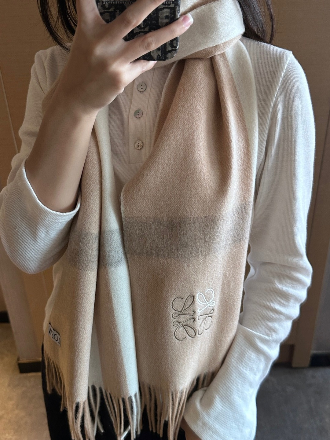 【▪Loewe · 罗意威难得一见的温柔配色，低调又不失优雅❗】重点推荐❗双面配色，一条围巾两种风格搭配，高级舒适时髦气
