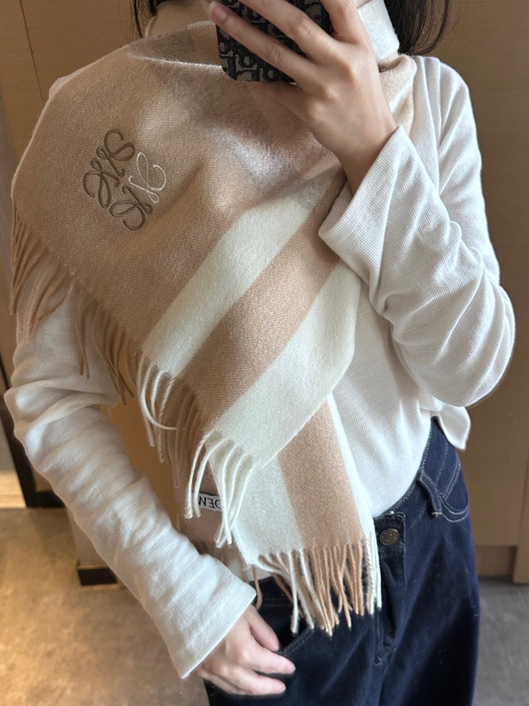 【▪Loewe · 罗意威难得一见的温柔配色，低调又不失优雅❗】重点推荐❗双面配色，一条围巾两种风格搭配，高级舒适时髦气