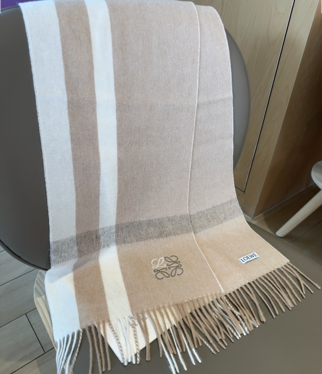 【▪Loewe · 罗意威难得一见的温柔配色，低调又不失优雅❗】重点推荐❗双面配色，一条围巾两种风格搭配，高级舒适时髦气