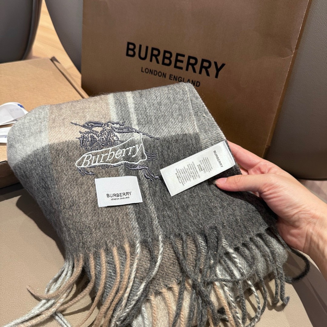Burberry · 巴宝莉格子围巾❗️好看的要疯掉了，太有型太有魅力了❗️❗️非常斯文时尚的秋冬单品！真的很喜欢，非常