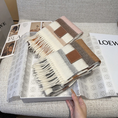 【▪Loewe · 罗意威难得一见的温柔配色,低调又不失优雅❗】重点推荐❗双面配色,一条围巾两种风格搭配,高级舒适时髦气 【▪Loewe · 罗意威难得一见的温柔配色,低调又不失优雅❗】重点推荐❗双面配色,一条围巾两种风格搭配,高级舒适时髦气