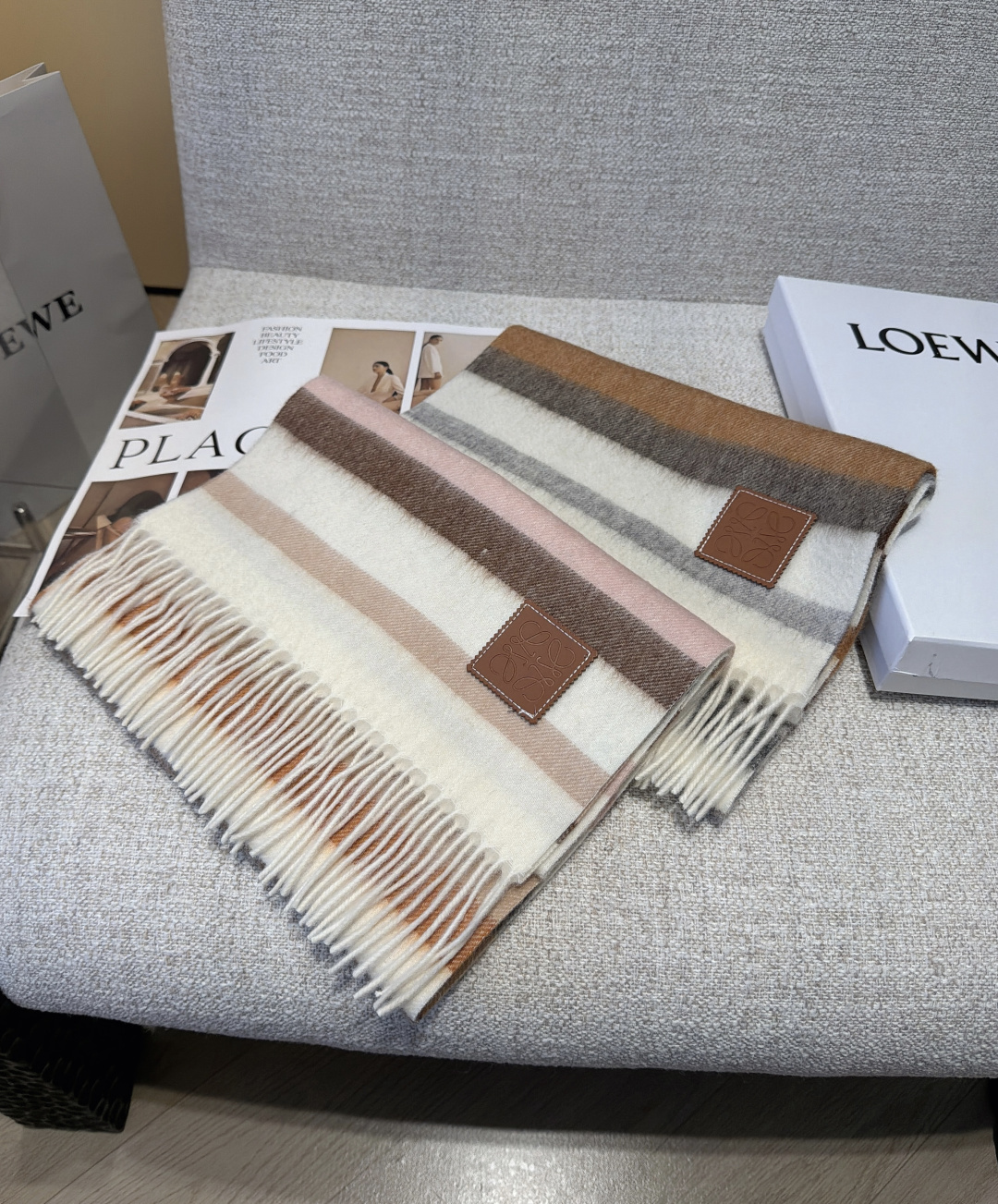 【▪Loewe · 罗意威难得一见的温柔配色,低调又不失优雅❗】重点推荐❗双面配色,一条围巾两种风格搭配,高级舒适时髦气 【▪Loewe · 罗意威难得一见的温柔配色,低调又不失优雅❗】重点推荐❗双面配色,一条围巾两种风格搭配,高级舒适时髦气