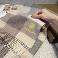 Burberry · 巴宝莉格子围巾❗️好看的要疯掉了,太有型太有魅力了❗️❗️非常斯文时尚的秋冬单品!真的很喜欢,非常 Burberry · 巴宝莉格子围巾❗️好看的要疯掉了,太有型太有魅力了❗️❗️非常斯文时尚的秋冬单品!真的很喜欢,非常