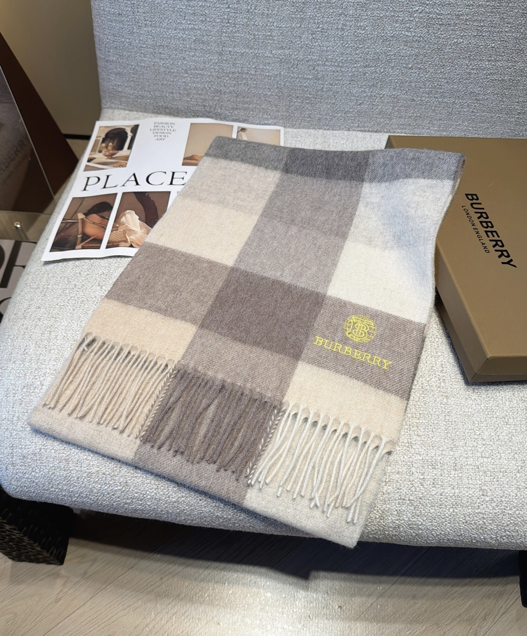Burberry · 巴宝莉格子围巾❗️好看的要疯掉了,太有型太有魅力了❗️❗️非常斯文时尚的秋冬单品!真的很喜欢,非常 Burberry · 巴宝莉格子围巾❗️好看的要疯掉了,太有型太有魅力了❗️❗️非常斯文时尚的秋冬单品!真的很喜欢,非常