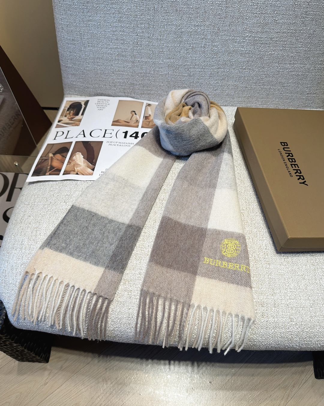 Burberry · 巴宝莉格子围巾❗️好看的要疯掉了,太有型太有魅力了❗️❗️非常斯文时尚的秋冬单品!真的很喜欢,非常 Burberry · 巴宝莉格子围巾❗️好看的要疯掉了,太有型太有魅力了❗️❗️非常斯文时尚的秋冬单品!真的很喜欢,非常