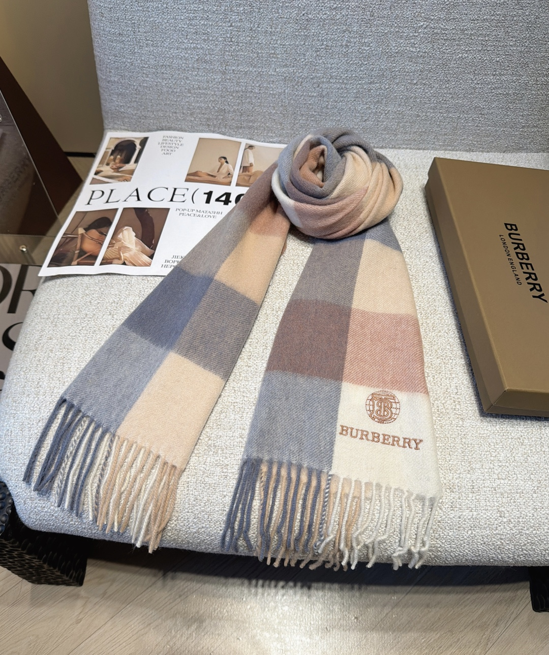 Burberry · 巴宝莉格子围巾❗️好看的要疯掉了,太有型太有魅力了❗️❗️非常斯文时尚的秋冬单品!真的很喜欢,非常 Burberry · 巴宝莉格子围巾❗️好看的要疯掉了,太有型太有魅力了❗️❗️非常斯文时尚的秋冬单品!真的很喜欢,非常