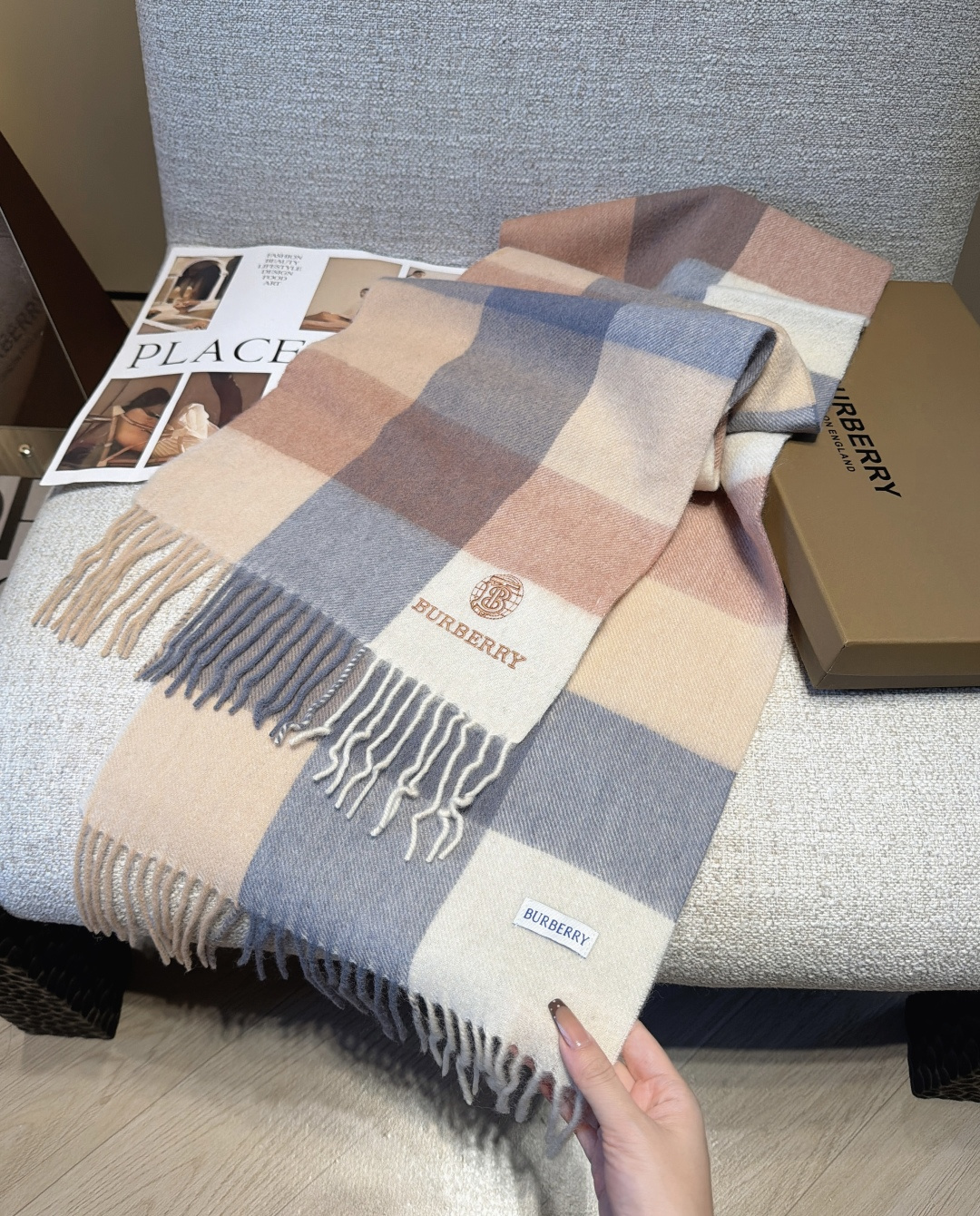 Burberry · 巴宝莉格子围巾❗️好看的要疯掉了,太有型太有魅力了❗️❗️非常斯文时尚的秋冬单品!真的很喜欢,非常 Burberry · 巴宝莉格子围巾❗️好看的要疯掉了,太有型太有魅力了❗️❗️非常斯文时尚的秋冬单品!真的很喜欢,非常