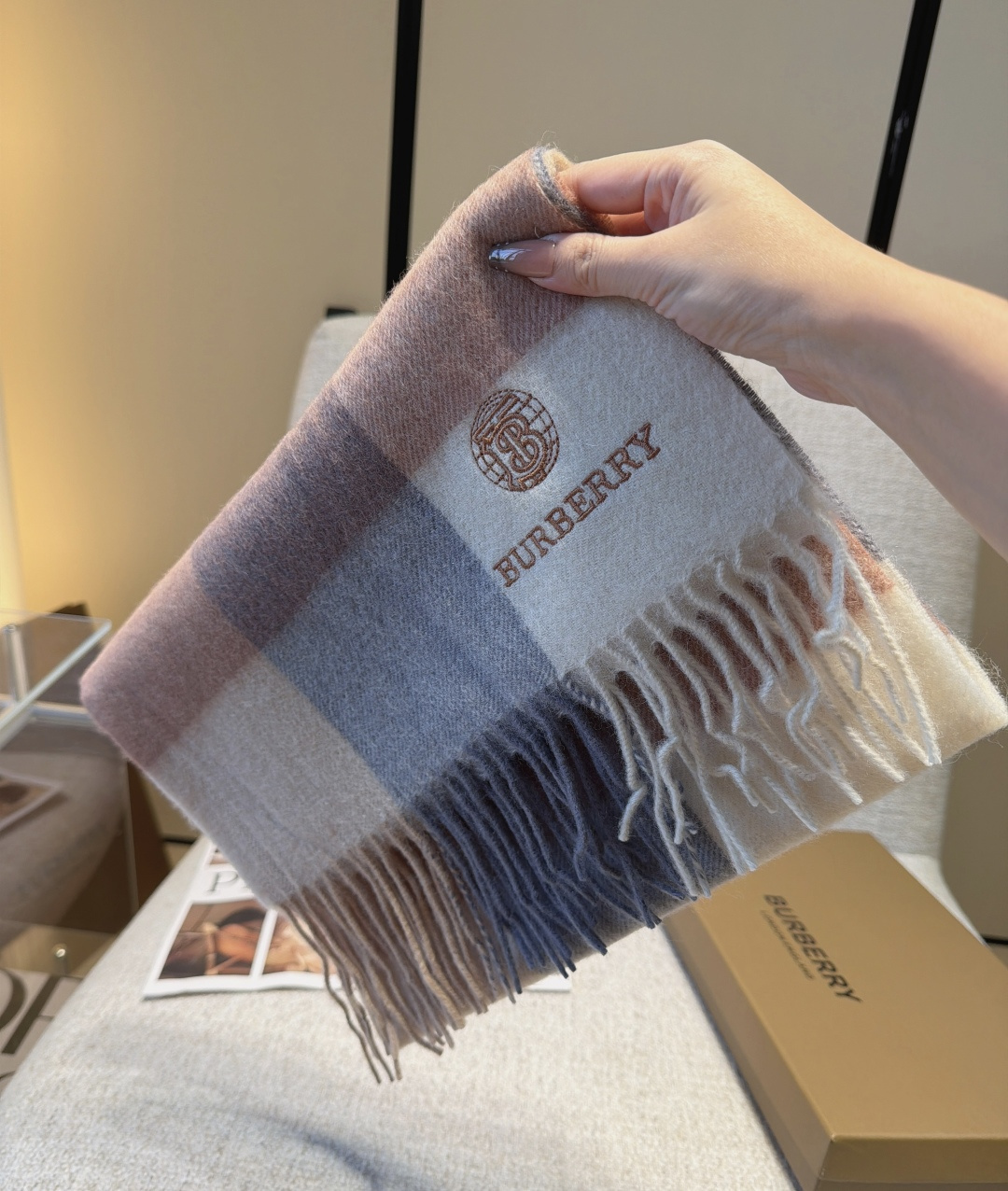 Burberry · 巴宝莉格子围巾❗️好看的要疯掉了,太有型太有魅力了❗️❗️非常斯文时尚的秋冬单品!真的很喜欢,非常 Burberry · 巴宝莉格子围巾❗️好看的要疯掉了,太有型太有魅力了❗️❗️非常斯文时尚的秋冬单品!真的很喜欢,非常