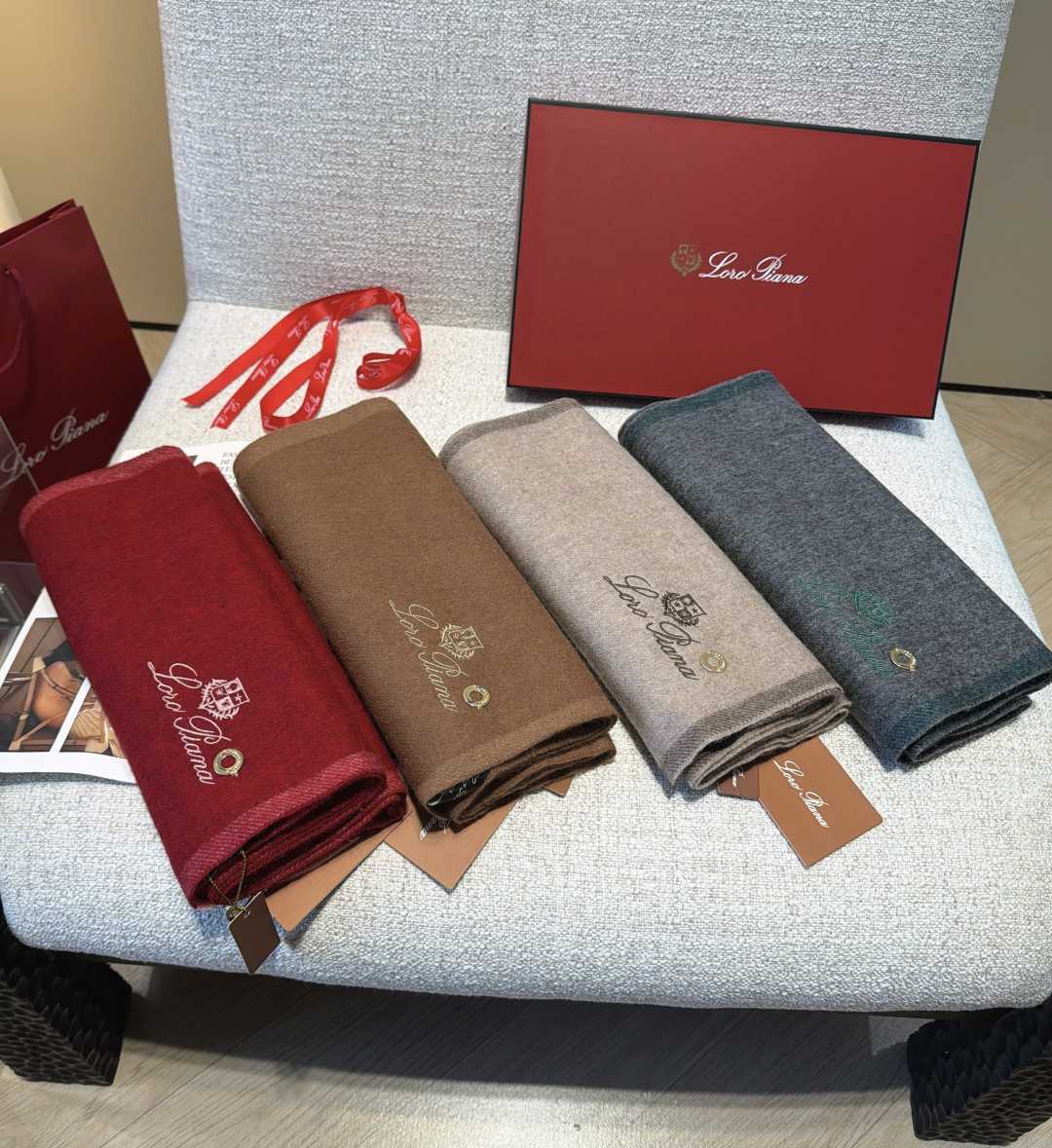 🆕Loro Piana · 【贸易公司尾单，极品山羊绒围巾披肩】送人自留都太高大上了😍重磅上新，爆款爆款，渠道极品硬货～
