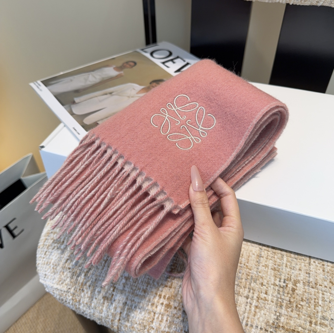 【▪Loewe · 罗意威难得一见的温柔配色，低调又不失优雅❗】重点推荐❗双面配色，一条围巾两种风格搭配，高级舒适时髦气