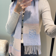 【▪Loewe · 罗意威难得一见的温柔配色,低调又不失优雅❗】重点推荐❗双面配色,一条围巾两种风格搭配,高级舒适时髦气 【▪Loewe · 罗意威难得一见的温柔配色,低调又不失优雅❗】重点推荐❗双面配色,一条围巾两种风格搭配,高级舒适时髦气