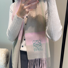 【▪Loewe · 罗意威难得一见的温柔配色,低调又不失优雅❗】重点推荐❗双面配色,一条围巾两种风格搭配,高级舒适时髦气 【▪Loewe · 罗意威难得一见的温柔配色,低调又不失优雅❗】重点推荐❗双面配色,一条围巾两种风格搭配,高级舒适时髦气