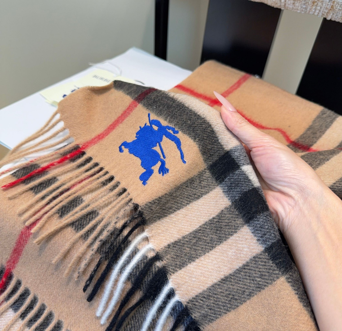 Burberry · 巴宝莉围巾❗️好看的要疯掉了，太有型太有魅力了❗️❗️非常斯文时尚的秋冬单品！真的很喜欢，非常Cl