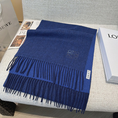 【▪Loewe · 罗意威难得一见的温柔配色,低调又不失优雅❗】重点推荐❗双面配色,一条围巾两种风格搭配,高级舒适时髦气 【▪Loewe · 罗意威难得一见的温柔配色,低调又不失优雅❗】重点推荐❗双面配色,一条围巾两种风格搭配,高级舒适时髦气