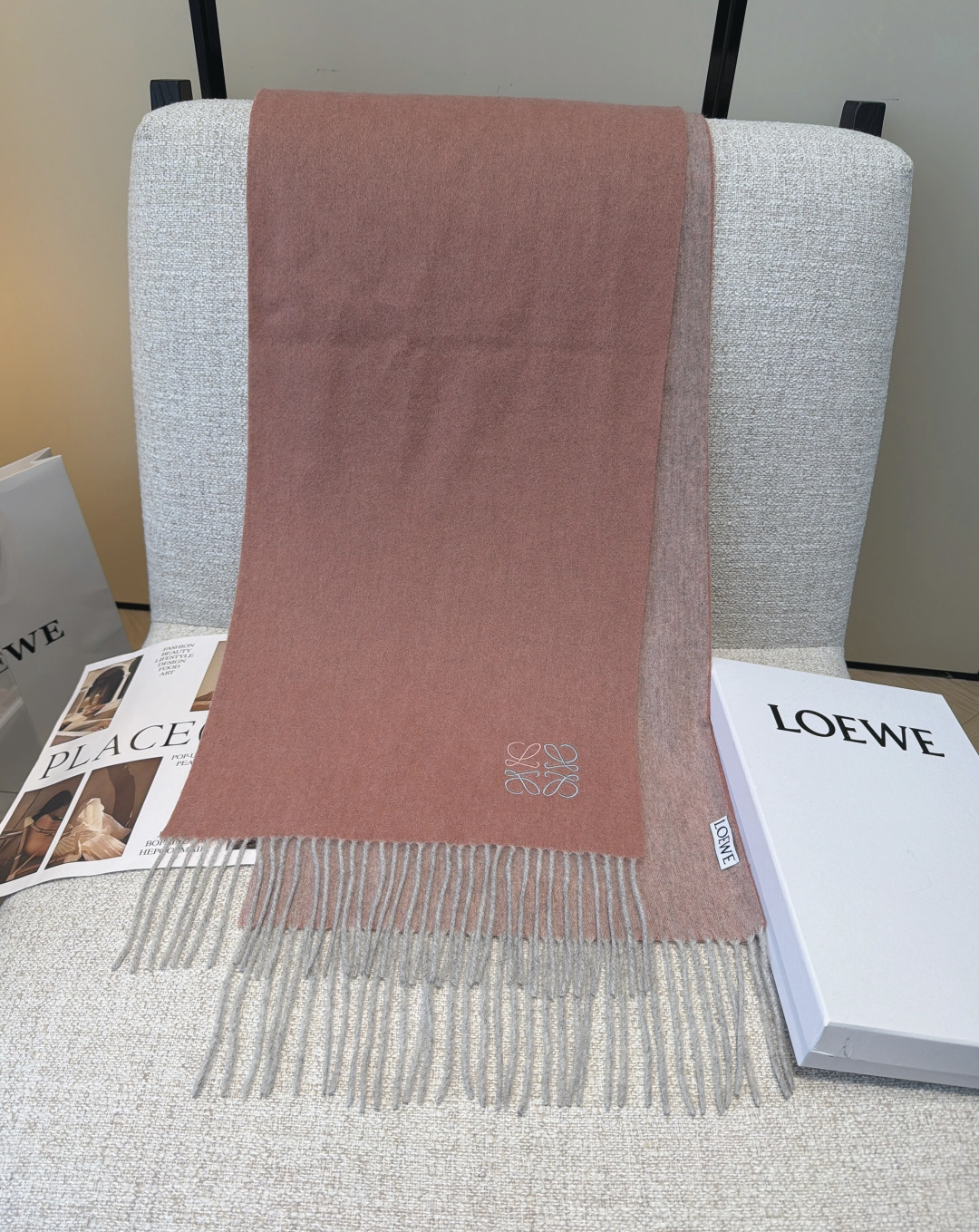 【▪Loewe · 罗意威难得一见的温柔配色，低调又不失优雅❗】重点推荐❗双面配色，一条围巾两种风格搭配，高级舒适时髦气
