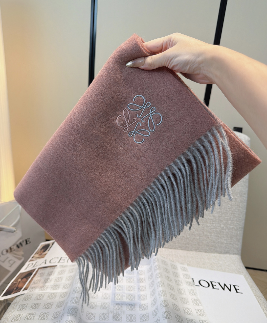 【▪Loewe · 罗意威难得一见的温柔配色，低调又不失优雅❗】重点推荐❗双面配色，一条围巾两种风格搭配，高级舒适时髦气