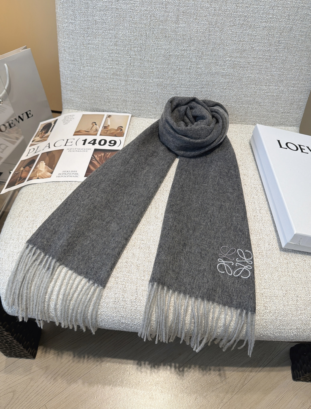 【▪Loewe · 罗意威难得一见的温柔配色，低调又不失优雅❗】重点推荐❗双面配色，一条围巾两种风格搭配，高级舒适时髦气
